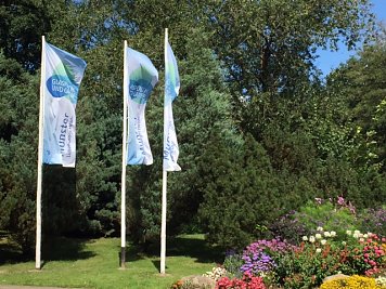 Flags Glasplastik und Garten (Foto: Andrea Holz, Stadt Munster) Flags Glasplastik und Garten (Foto: Andrea Holz, Stadt Munster)