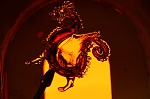 Glasdrache vor Schmelzofen