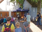 Glaswerkstatt - Glasbläser Maximilian Schlott 2022 mit Zuschauer