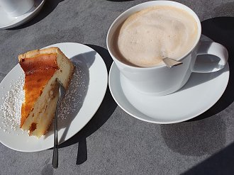 Kaffeetasse und Kuchen (Stadt Munster, Andrea Holz)